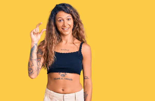 Jeune Femme Hispanique Avec Tatouage Portant Des Vêtements Décontractés Geste — Photo