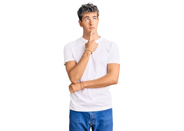 Νεαρός Όμορφος Άντρας Λευκό Μπλουζάκι Που Σκέφτεται Συγκεντρωμένος Στην Αμφιβολία — Φωτογραφία Αρχείου