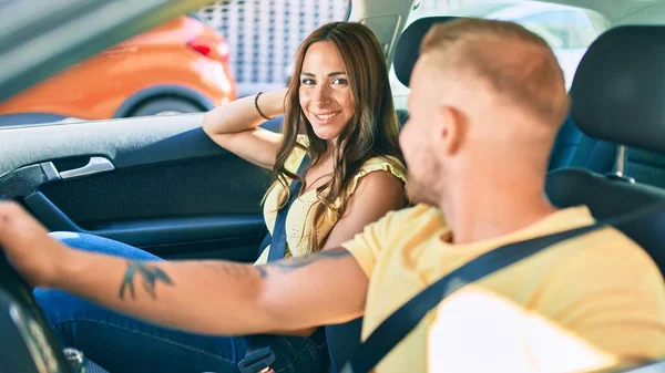 Young Couple Smiling Happy Driving Car — Stock Photo, Image