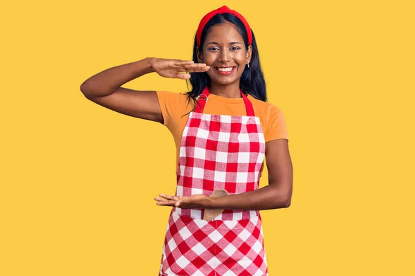 Muchacha India Joven Con Delantal Panadero Profesional Gesto Con Las — Foto de Stock