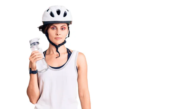 漂亮的年轻女子 留着自行车头盔 头戴水瓶 思维端庄 表情沉着 看上去很自信 — 图库照片