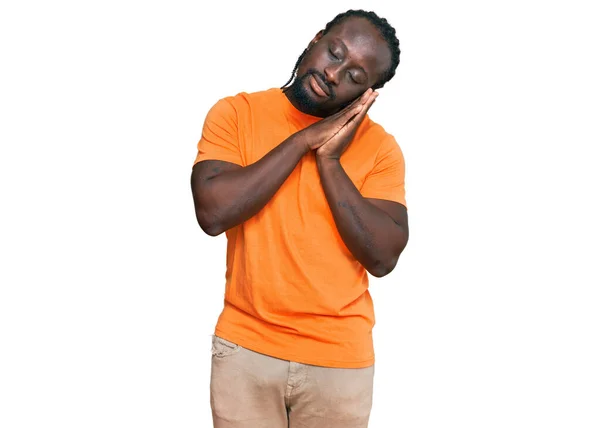 Bonito Jovem Afro Americano Vestindo Roupas Casuais Dormindo Cansado Sonhando — Fotografia de Stock