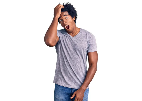 アフリカ系アメリカ人の男性が頭の上に手を誤って エラーを覚えて驚いてカジュアルな服を着てアフロ髪をハンサムな 忘れられた悪い記憶の概念 — ストック写真