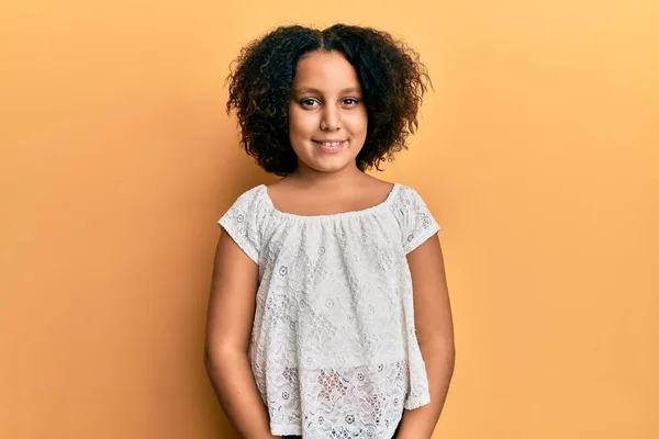 Маленькая Девочка Афроволосами Повседневной Одежде Счастливой Прохладной Улыбкой Лице Счастливчик — стоковое фото