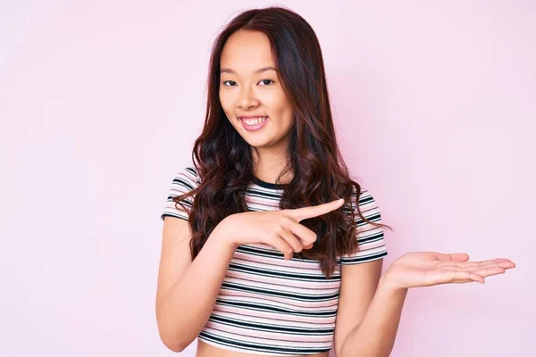 Menina Chinesa Bonita Nova Vestindo Roupas Casuais Espantado Sorrindo Para — Fotografia de Stock