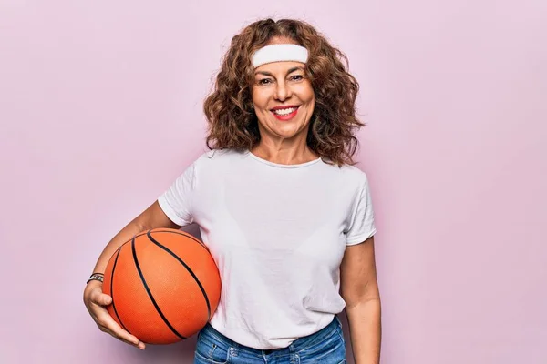 Středního Věku Brunetka Basketbalista Žena Drží Míč Přes Izolované Růžové — Stock fotografie