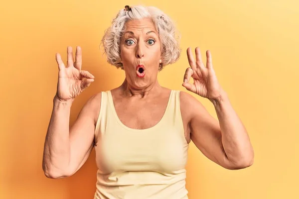Senior Mulher Cabelos Grisalhos Vestindo Roupas Casuais Parecendo Surpreso Chocado — Fotografia de Stock
