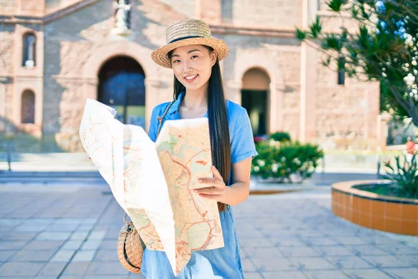 Молодая Китайская Туристка Улыбается Счастливо Держа Карту Города Парке — стоковое фото