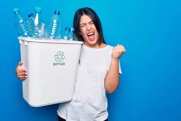 Jovem Bela Mulher Reciclando Garrafas Plástico Cesto Lixo Para Cuidar — Fotografia de Stock