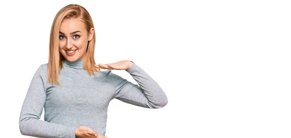 Mulher Branca Bonita Vestindo Roupas Casuais Gestos Com Mãos Mostrando — Fotografia de Stock