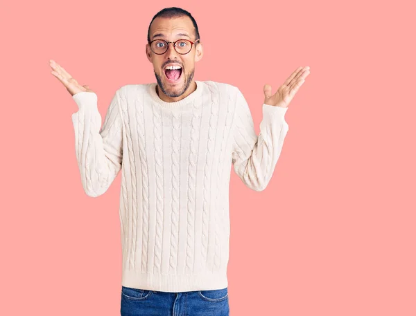 Homem Bonito Jovem Vestindo Roupas Casuais Óculos Comemorando Louco Espantado — Fotografia de Stock