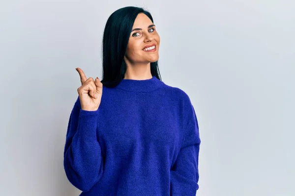 Mujer Caucásica Joven Que Viste Ropa Casual Con Una Gran — Foto de Stock