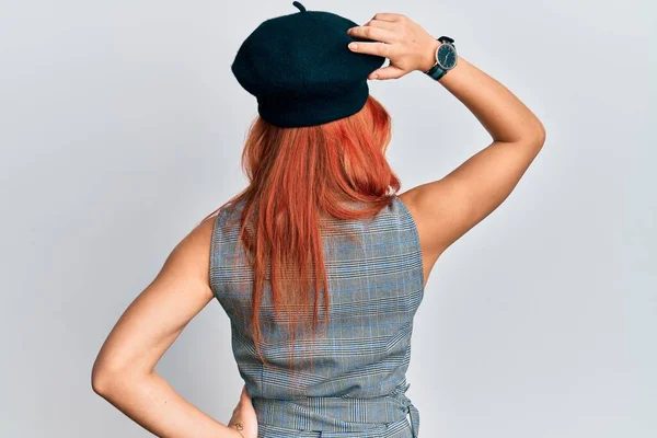 Jonge Roodharige Vrouw Draagt Mode Franse Look Met Baret Achteruit — Stockfoto