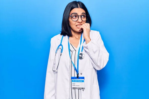 Młoda Piękna Latynoska Kobieta Nosząca Stetoskop Lekarski Kartę Identyfikacyjną Wyglądająca — Zdjęcie stockowe