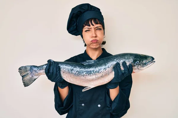 Hermosa Mujer Morena Chef Profesional Sosteniendo Pescado Salmón Fresco Hinchando —  Fotos de Stock