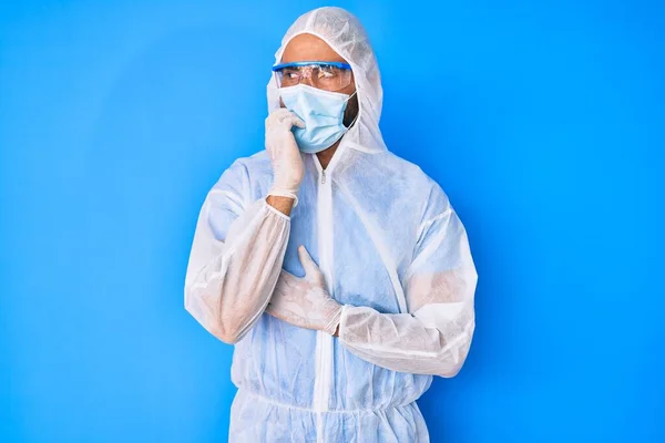 Junger Hispanischer Mann Der Die Uniform Des Coronavirus Schutzes Trägt — Stockfoto