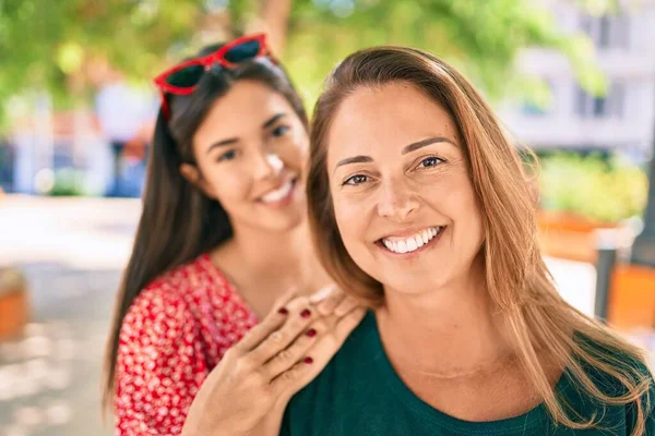 Hermosa Madre Hija Hispanas Vacaciones Sonriendo Feliz Pie Ciudad —  Fotos de Stock