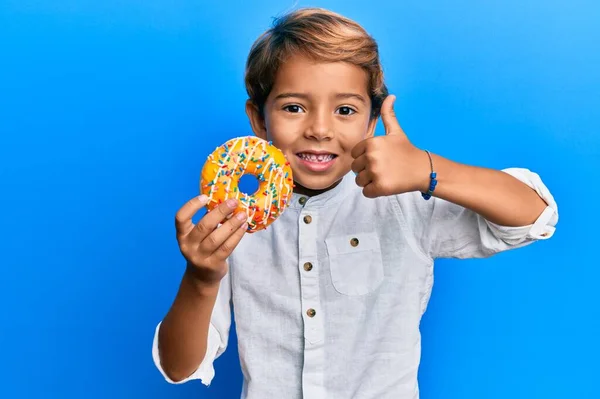 Очаровательный Латинский Ребенок Держит Пончик Улыбаясь Счастливым Позитивным Большой Палец — стоковое фото