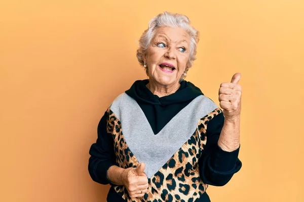 Senior Grijs Harige Vrouw Draagt Sportkleding Wijzen Duim Naar Zijkant — Stockfoto