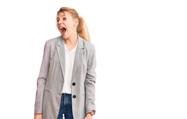 Zarif Bir Ceket Giyen Genç Sarışın Bir Kadın Kızgın Kızgın — Stok fotoğraf