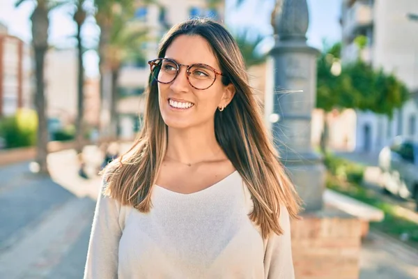 Joven Mujer Caucásica Sonriendo Feliz Caminando Ciudad —  Fotos de Stock