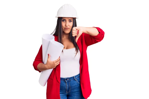 Junge Schöne Brünette Frau Mit Hardhat Hält Architekten Blaupause Mit — Stockfoto