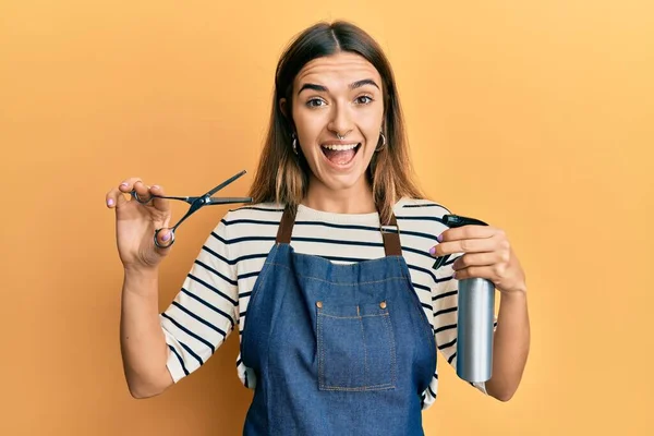 Jeune Femme Hispanique Portant Tablier Coiffeur Tenant Des Ciseaux Célébrant — Photo