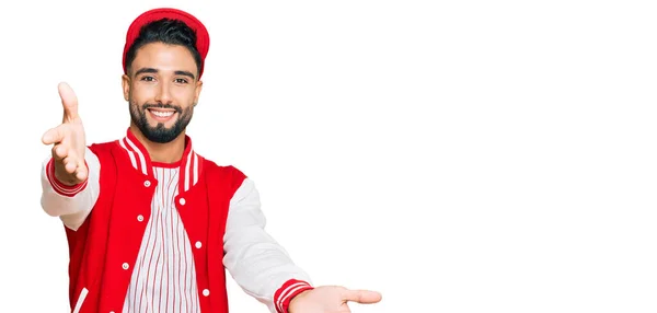 Junger Mann Mit Bart Baseball Uniform Der Die Kamera Blickt — Stockfoto
