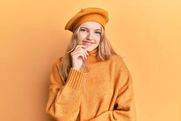 Beautiful Young Caucasian Girl Wearing French Look Beret Looking Confident — Stock Photo, Image