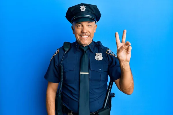 Pohledný Zralý Muž Středního Věku Policejní Uniformě Usmívající Kameru Ukazující — Stock fotografie