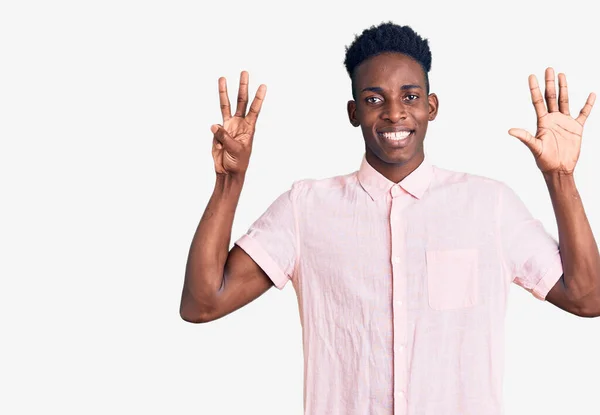 Jovem Afro Americano Vestindo Roupas Casuais Mostrando Apontando Para Cima — Fotografia de Stock