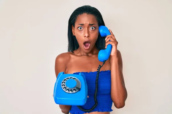 Joven Afroamericana Americana Sosteniendo Teléfono Vintage Asustada Sorprendida Con Sorpresa —  Fotos de Stock