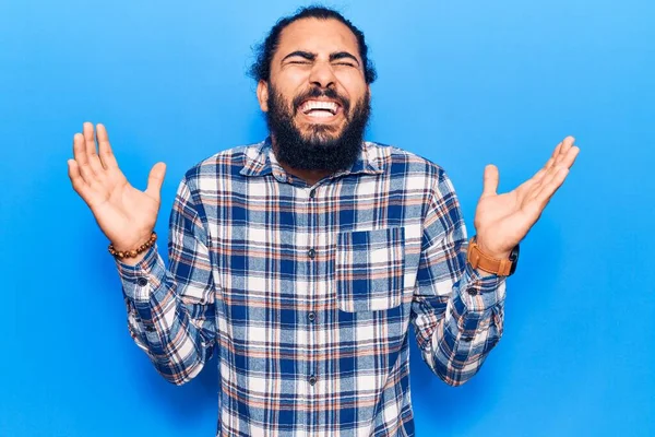 Hombre Árabe Joven Vistiendo Ropa Casual Celebrando Loco Loco Por —  Fotos de Stock