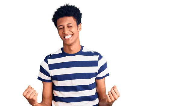 Joven Hombre Afroamericano Vistiendo Ropa Casual Muy Feliz Emocionado Haciendo —  Fotos de Stock