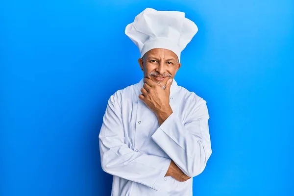 Hombre Pelo Gris Mediana Edad Con Uniforme Cocinero Profesional Sombrero —  Fotos de Stock