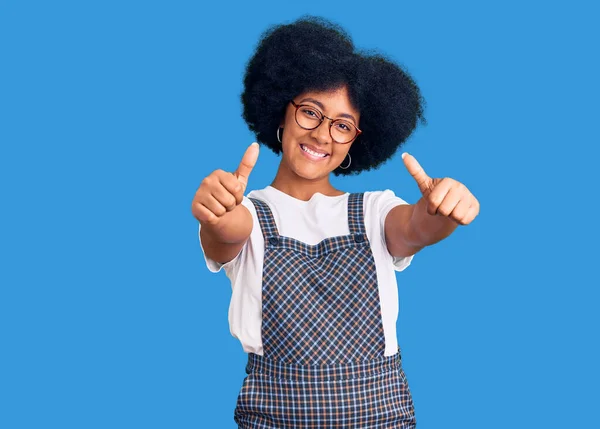 Jovem Afro Americana Vestindo Roupas Casuais Aprovando Fazer Gesto Positivo — Fotografia de Stock