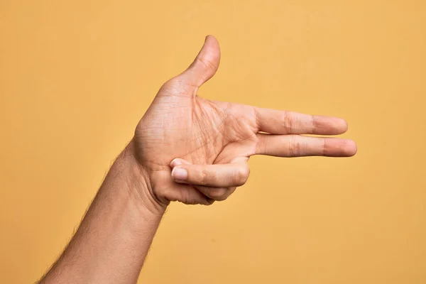 Mão Jovem Caucasiano Mostrando Dedos Sobre Fundo Amarelo Isolado Gesticulando — Fotografia de Stock