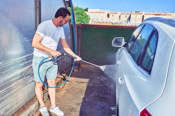 Medioevo Bell Uomo Che Indossa Abiti Casual Occhiali Sole Sorridenti — Foto Stock