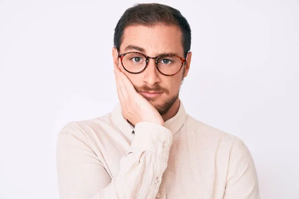 Ung Stilig Man Casual Kläder Och Glasögon Tänker Ser Trött — Stockfoto