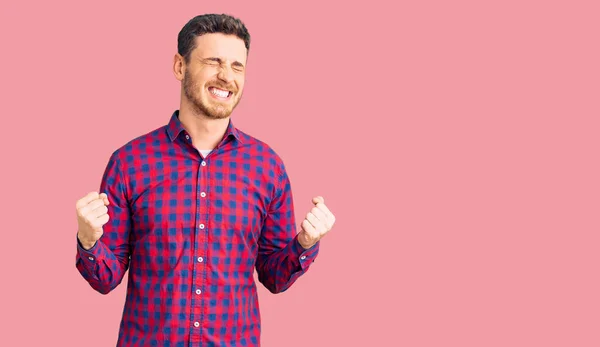 Guapo Joven Con Oso Vistiendo Camisa Casual Muy Feliz Emocionado —  Fotos de Stock