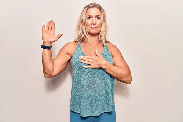 Blonde Frau Mittleren Alters Sportbekleidung Schwört Mit Der Hand Auf — Stockfoto