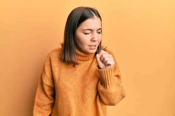 年轻漂亮的女人穿着高领毛衣感觉不舒服 咳嗽是感冒或支气管炎的症状 保健概念 — 图库照片