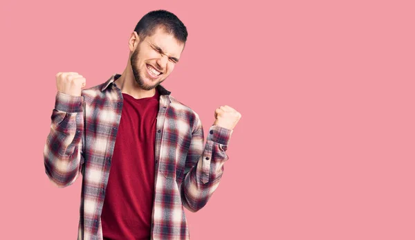 Homem Bonito Jovem Vestindo Camisa Casual Muito Feliz Animado Fazendo — Fotografia de Stock