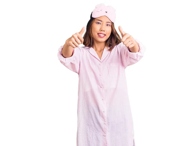 Mladá Krásná Čínská Dívka Spánkovou Maskou Pyžamem Schvalující Pozitivní Gesto — Stock fotografie
