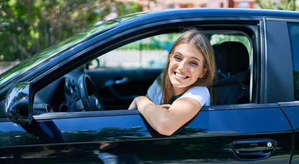 Νεαρή Όμορφη Ξανθιά Γυναίκα Χαμογελά Ευτυχισμένη Οδήγηση Αυτοκινήτου — Φωτογραφία Αρχείου