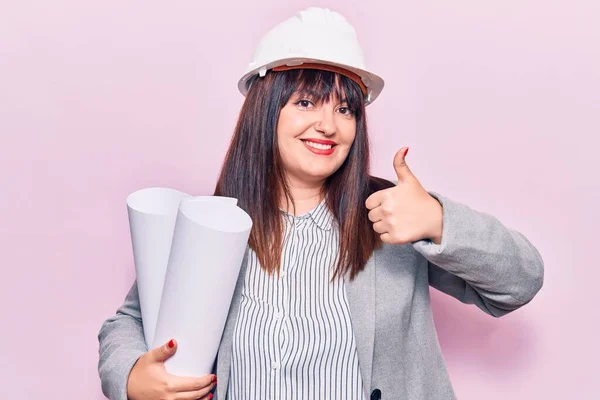 Ung Storlek Kvinna Håller Papper Ritningar Ler Glad Och Positiv — Stockfoto