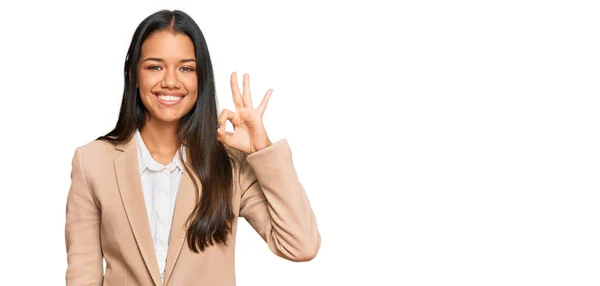 Bella Donna Ispanica Indossa Giacca Lavoro Sorridente Positivo Facendo Segno — Foto Stock