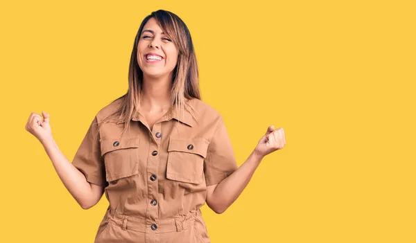 Jovem Mulher Bonita Vestindo Vestido Casual Muito Feliz Animado Fazendo — Fotografia de Stock