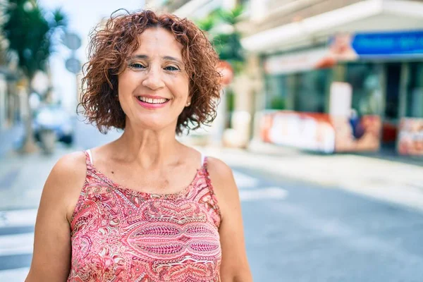 Mujer Mediana Edad Sonriendo Feliz Caminando Calle Ciudad — Foto de Stock