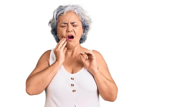 Mulher Sênior Com Cabelos Grisalhos Vestindo Roupas Casuais Tocando Boca — Fotografia de Stock